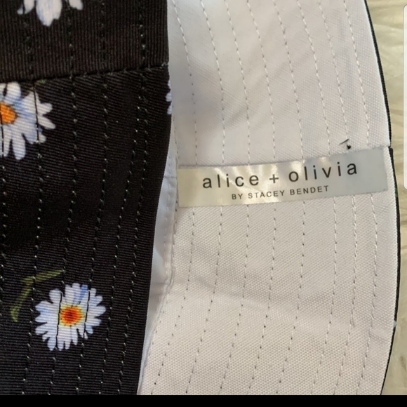 ALICE + OLIVIA bucket hat reversible daisy/white - Picture 4 of 5